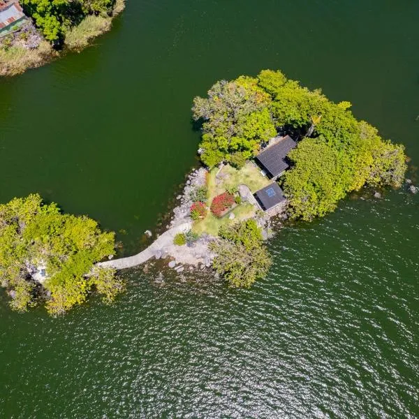 Isla Mirabel, a unique private island experience!, hotel v destinaci Granada