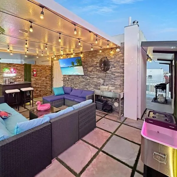 Vacay Spot experience Luna Sky! 65" TV BAR, BBQ, SHOWER massage jets, music, go to FL Keys, hotel in Homestead