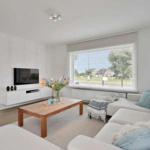 Huswell - Spacious bungalow with garden near the beach & sea, hotel di Middelkerke