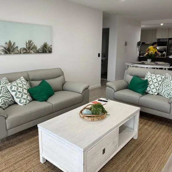 Luxury Spacious Apartment, hotel in Gold Coast