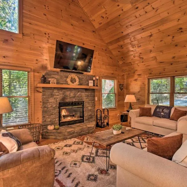 Blue Ridge Cabin Hot Tub, Fire Pit and Grill!, hotell sihtkohas Blue Ridge