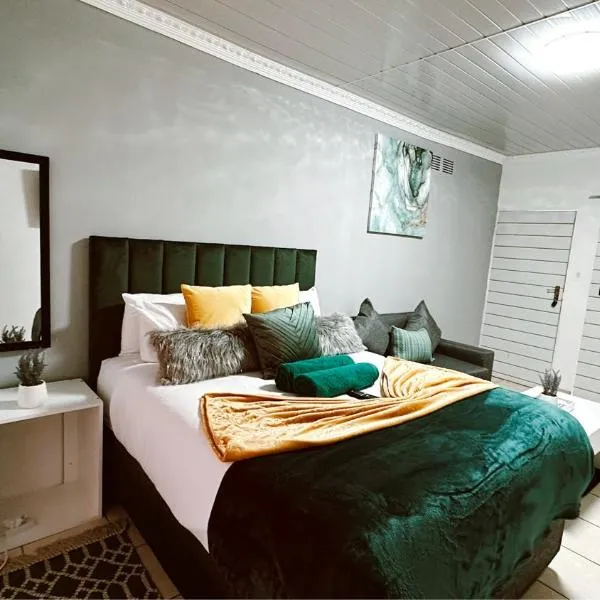 Contemporary Gem: Studio with Serene Pool View, hotel a Newcastle