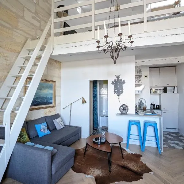 Appartement de charme sous les toits avec vue sur la Garonne, hotel in Bordeaux