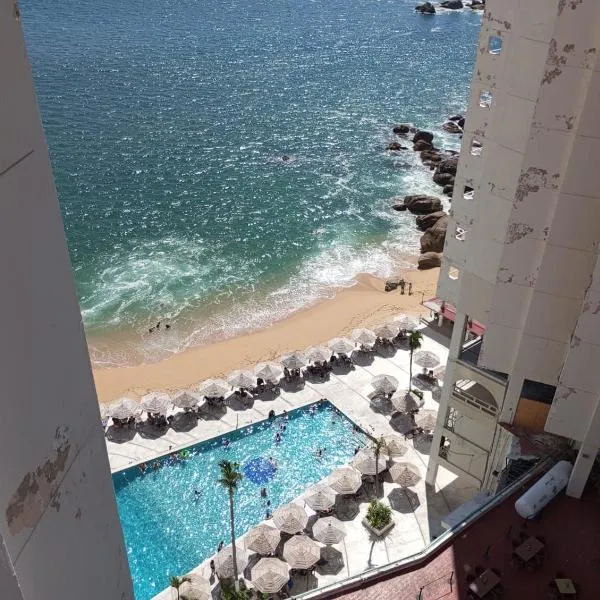 Departamento con hermosa vista al mar y acceso a playa, 2 albercas, hotel in Acapulco