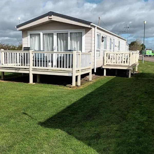 3 Bedroom caravan St osyth beach holiday park with free WiFi and parking, ξενοδοχείο σε Great Clacton