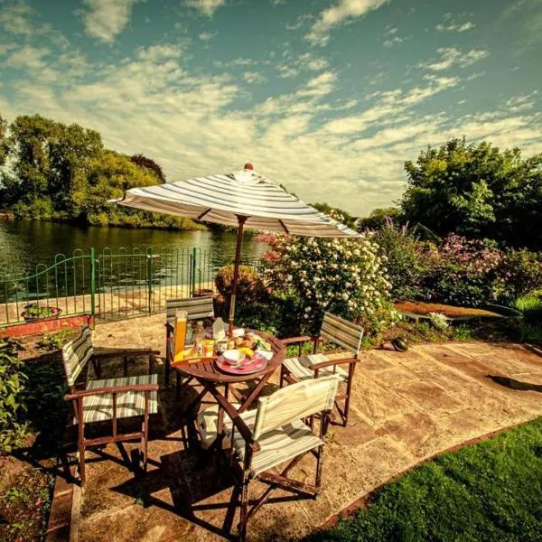 Cozy double bedroom in stunning Bungalow on River Thames - near Thorpe Park/Royal Holloway University/20mins from Heathrow, hotel v destinaci Staines upon Thames