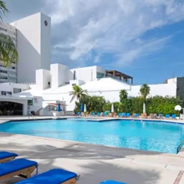 Vacation getaway with beach access & balcony, hotel v destinaci Cancún