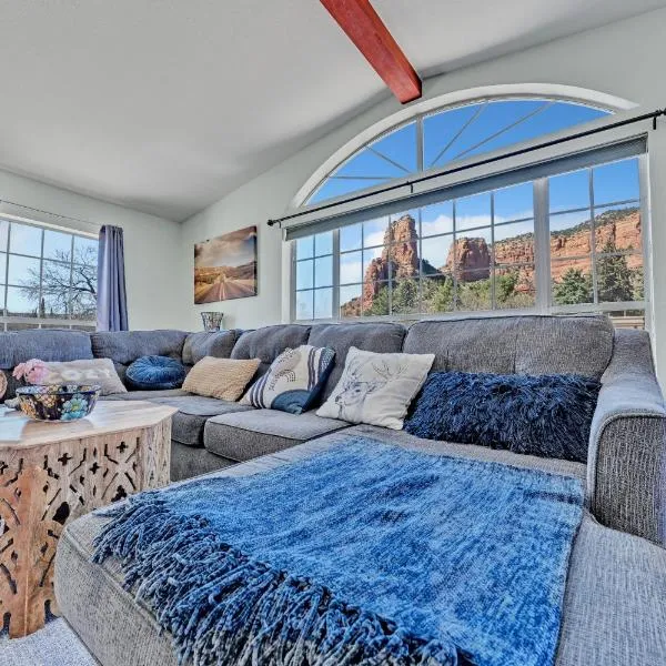 NEW! Huge Game Room, Hikeable, Red Rock View, Fireplace, Ping Pong, Yoga, Golf Course, Pickle Ball!, hotell sihtkohas Sedona