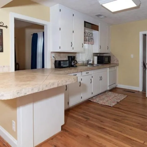 The Columbus Cottage Mins to Benning Downtown, hotel in Columbus