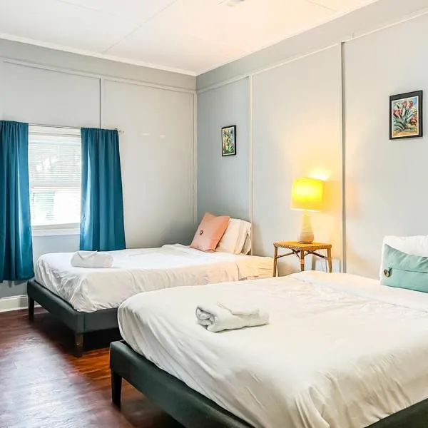 Boswell Bungalow-Large Yard-Pets-Wifi, hotel in Huntsville