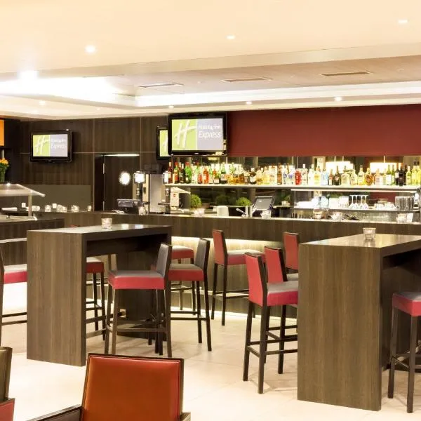Holiday Inn Express Zürich Airport by IHG, hotel en Rümlang