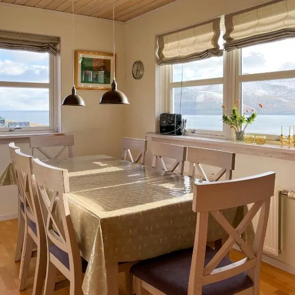 Sea & Mountain View 4 Bedroom, hotel en Leynar