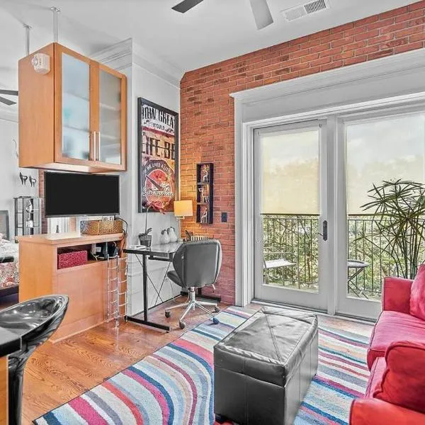 Downtown Condo*Balcony*River*Pet Friendly*Beach，位于威尔明顿的酒店