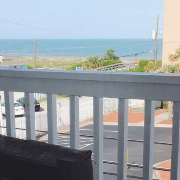 Kraken's Den * Oceanview * Steps to ocean * Pool, hotel in Carolina Beach