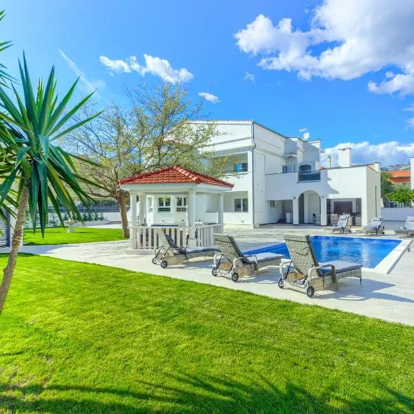 VILLA DANICA with heated pool and jacuzzi, ξενοδοχείο σε Kastela