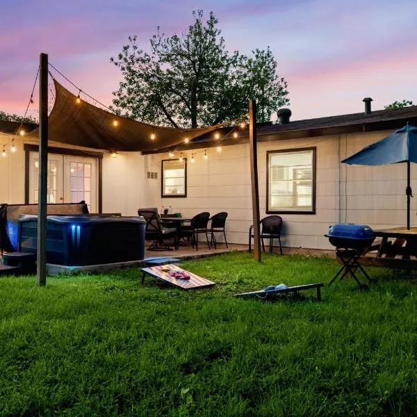 Cozy 3 bedroom with HOT TUB 2 min away from lackland, готель у місті Сан-Антоніо