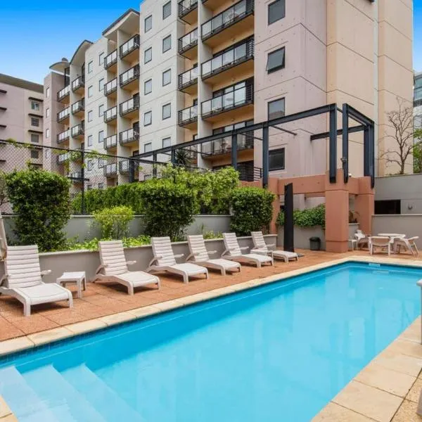 Lovely city apartment with private courtyard, pool, free parking, gym, Hotel in Perth