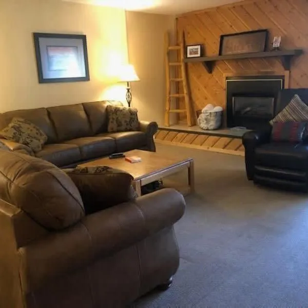 Downtown Chalet Close to Main St with Pool and Hot Tub, hotel in Breckenridge