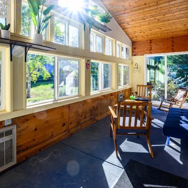 Blue House - private 2 bed, 2 bath home with garage, hotel in Eugene