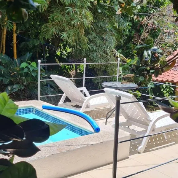 Jungle Beach Bungalow with AC & Fiber optic, hotel in Puerto Viejo