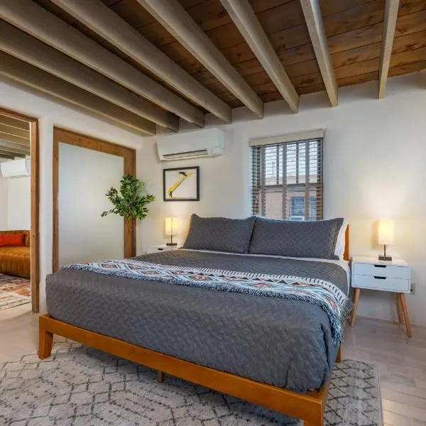 Casa Saint Francis- King Bed-Patio & Fire Pit -2BR, Hotel in Santa Fe