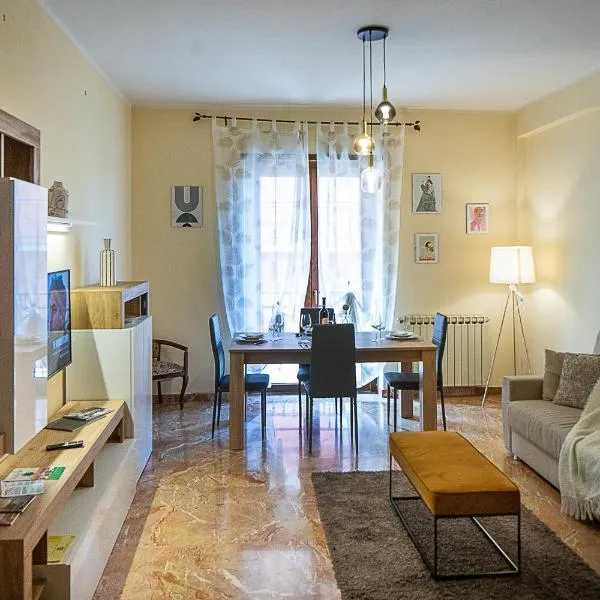 Corno Grande - spacious apartment - 2 baths - Wi Fi- city center - free parking, hôtel à LʼAquila