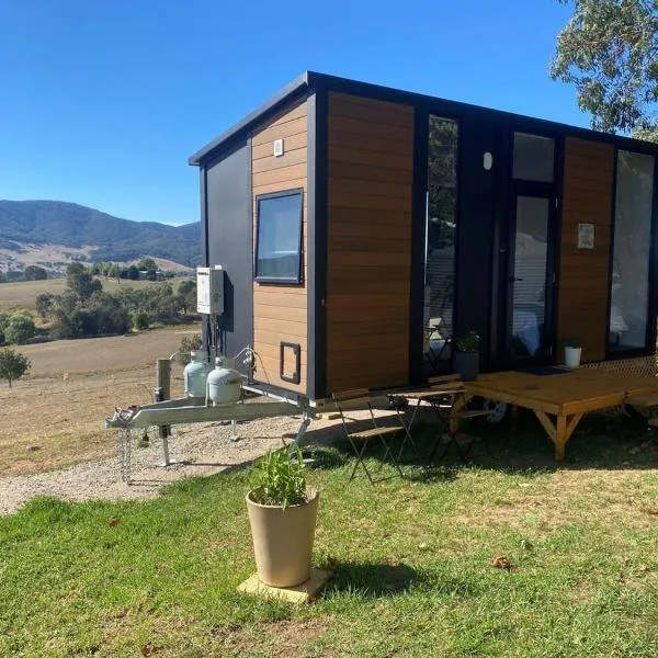 Nichol Road Hideaway at Annies Retreat by Tiny Away, hotel in Yackandandah
