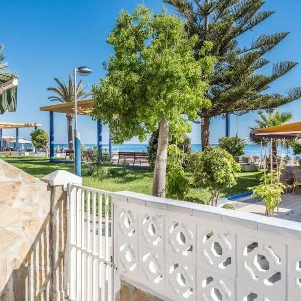 Beautiful bungalow on the Torrox-Costa boulevard!, hotel in Málaga