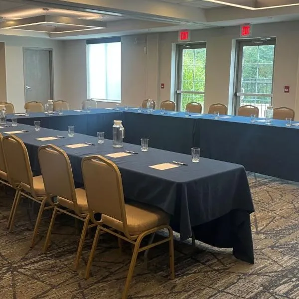 Holiday Inn Express & Suites Huntsville by IHG، فندق في هانتسفيل