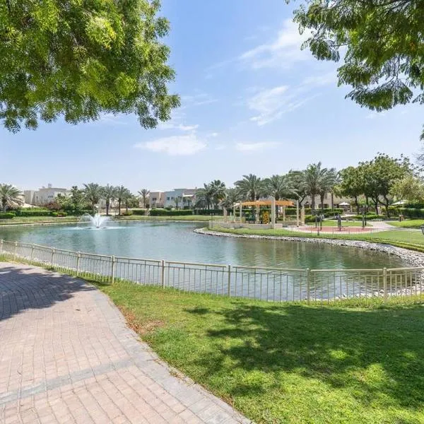 Vogue Vacation Homes, Springs Emirates Living near The Springs Souk, JBR, Marina, Mall of the Emirates, Spacious Villa with Garden and access to Lake and all Amenities in the Community, хотел в Дубай