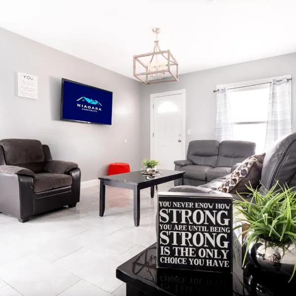 Large-Group Ready 8BR Home Near Niagara Falls & Casino, hotel v destinaci Niagara Falls