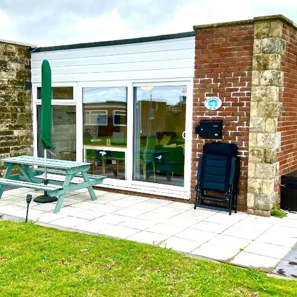 CHINE COTTAGE self-catering coastal bungalow in rural West Wight、フレッシュウォーターのホテル