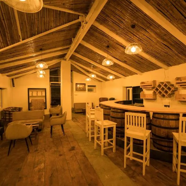 The Village Manali- Café, Bar & Bistro, hotel v destinaci Manāli