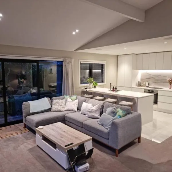 Modern Two-Bedroom Home in Merivale, hotel in Christchurch