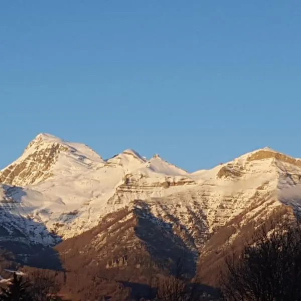 Grand chalet familial, hotel in Forest-Saint-Julien