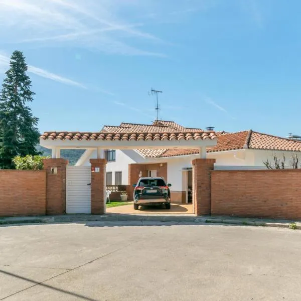 Large 5-Bed Villa, mountain and beach, at 30' from Barcelona, Hotel in Vallromanas