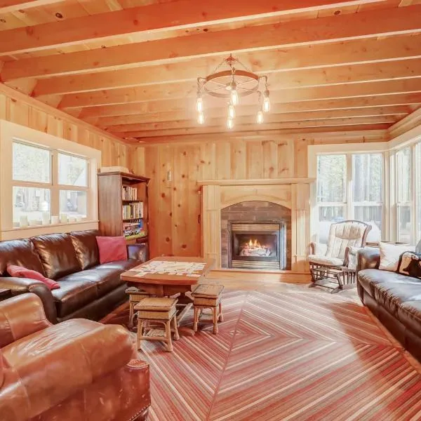 Spacious Classic Cabin Retreat- near Lassen, hotel a Mill Creek
