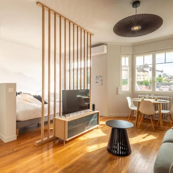 PANORAMIC SUITE - SUPERB flat in the heart of the old town 5 stars, hotel in Annecy