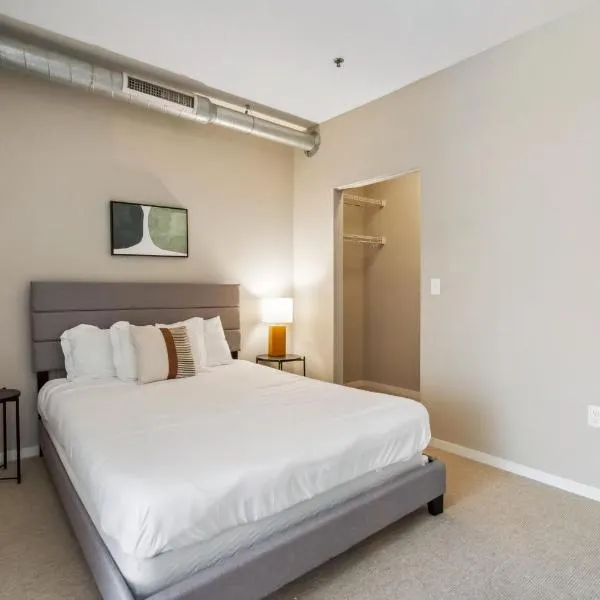 CozySuites 2BR Mill District with pool, gym #02, hotel i Minneapolis
