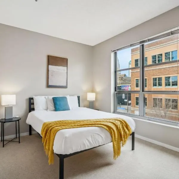 CozySuites 2BR Mill District with pool, gym #04, hotel in Minneapolis