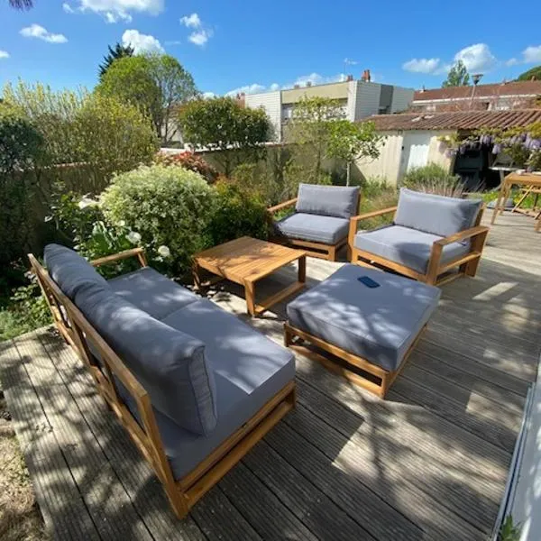 MAISON CENTRE VILLE AVEC JARDIN , TERRASSE, et GARAGE VELOS, hotel en La Rochelle