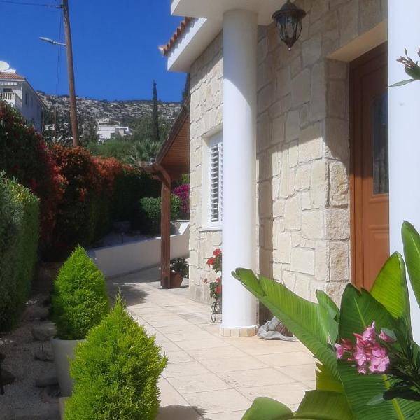 Villa Best Holiday- breathtaking sea views, amazing garden, private pool, BBQ, next to CORAL BAY, Lower Peyia, Paphos, Peyia