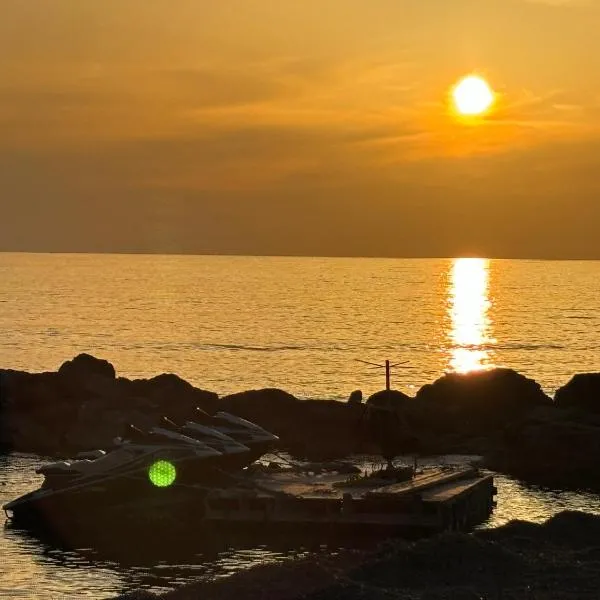 Faros Beach Seabreeze 1B, Pool, Seaside, Paphos, готель у Пафосі