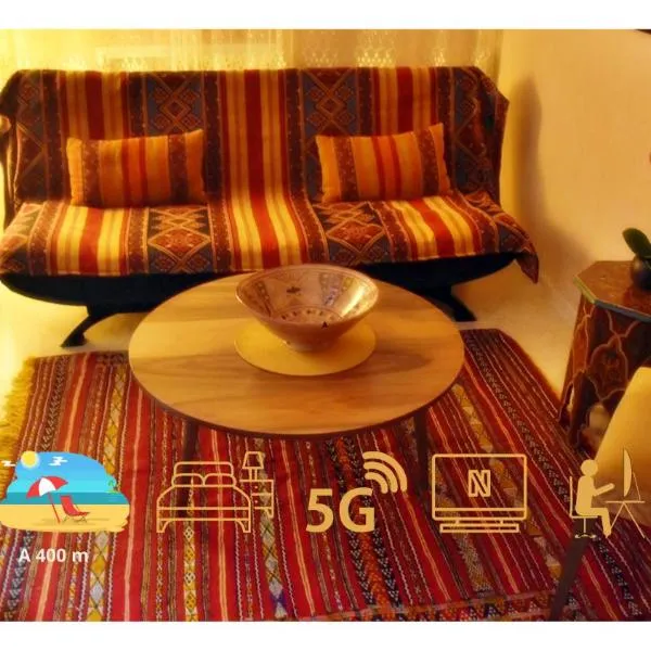 A 2 pas de la plage, appartement cosy, confort, proche toutes commodités, Wifi haut débit, TV connectée, Netflix, climatiseur, Acte mariage pour couple national,3 nuits mimum, hotel v destinaci Džadída