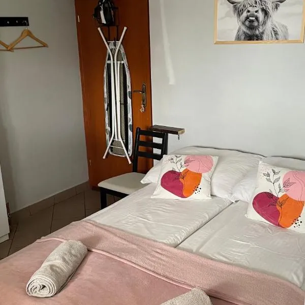 Kaszuby, agroturystyka z alpakami- pokój z łazienką, hotel en Dzierzążno