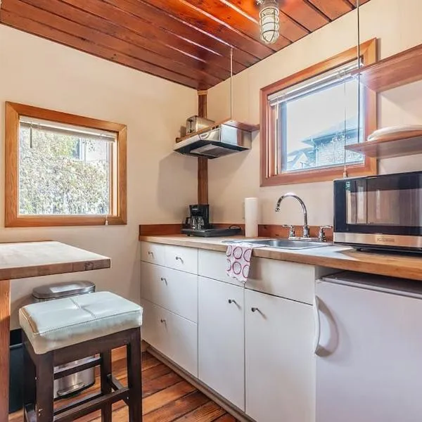 Charming two-level retreat in Capitol Hill - Foxglove Inn, hotel in Seattle