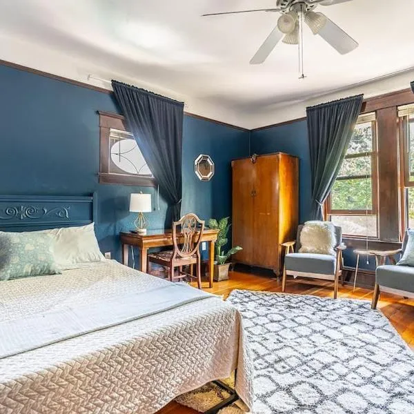 Charming Room in Capitol Hill - Foxglove Inn Rm 4, hotel in Seattle