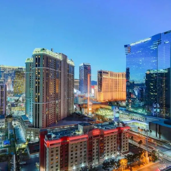 MGM Signature-34-803 F1 Track & Strip View Studio, hotel in Las Vegas