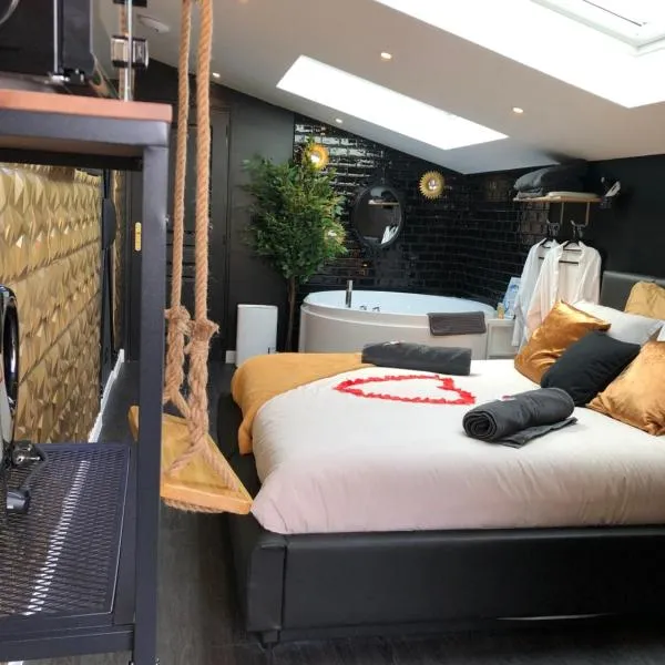 Playroom et Nuit Insolite, hotel in Aubie-et-Espessas