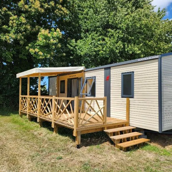 Camping le Balcon de la Baie, hotel in Saint-Marcan